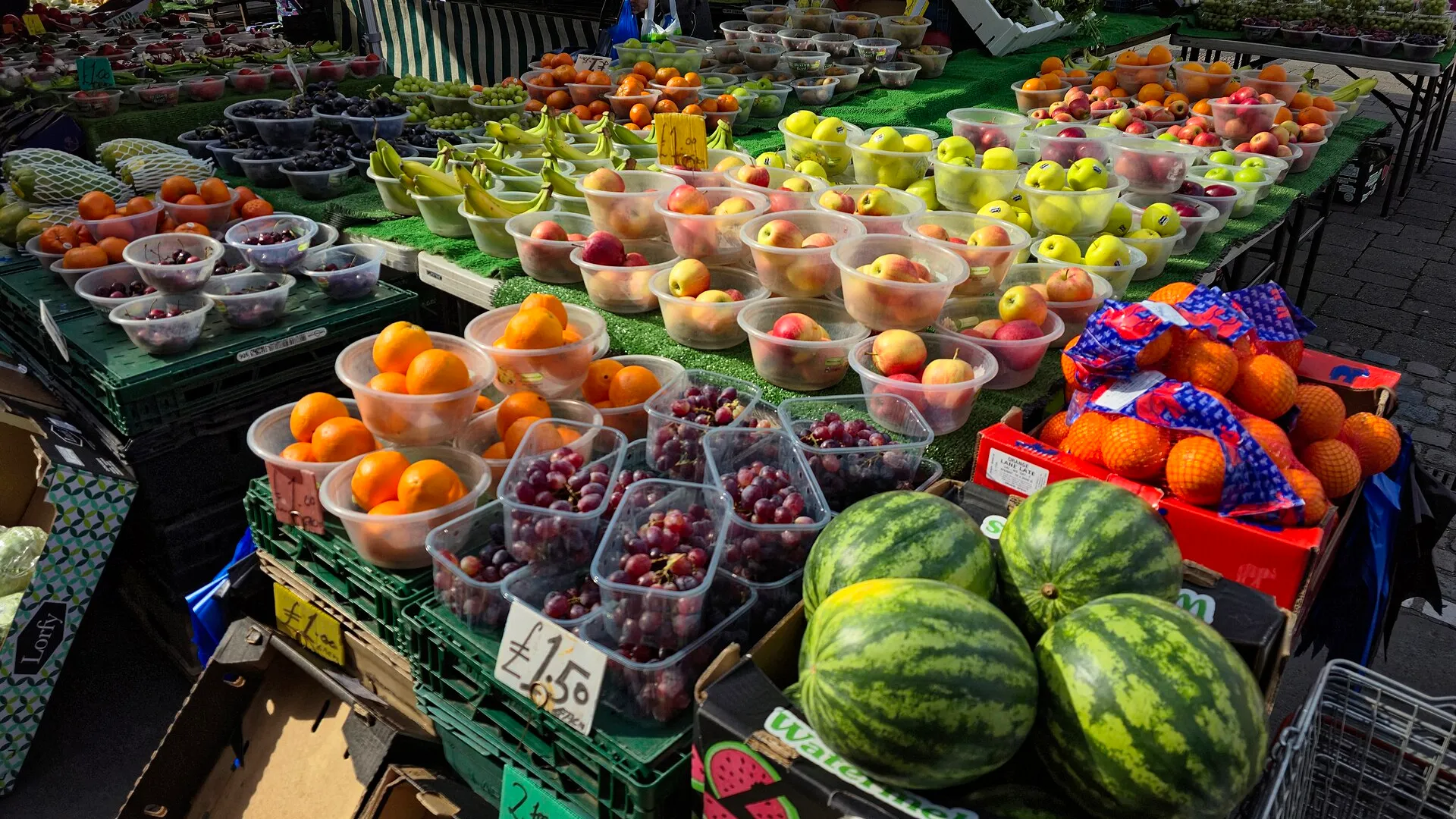 Étal coloré de fruits et légumes frais