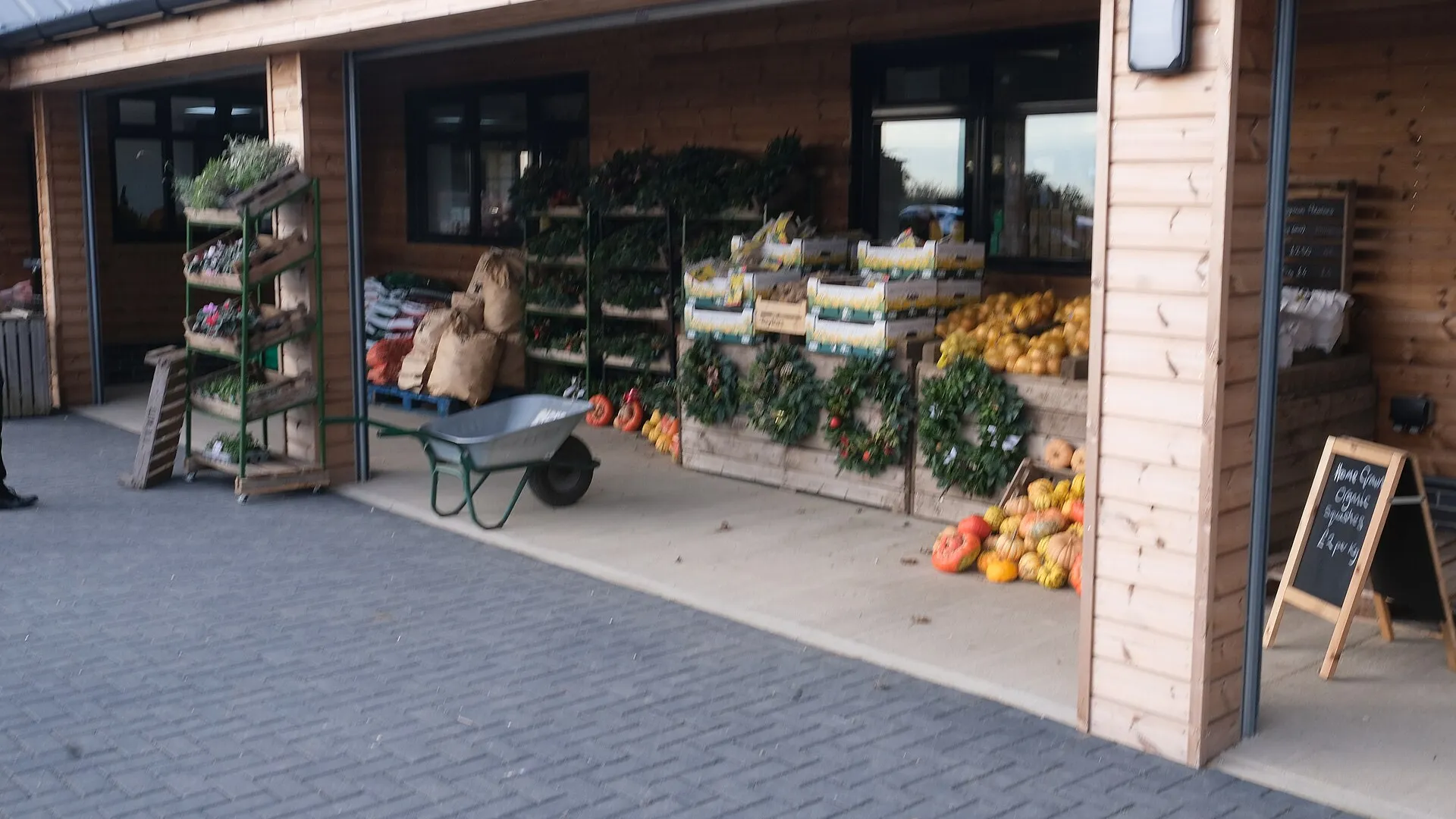 Étal de fruits et légumes de saison devant une épicerie de producteurs
